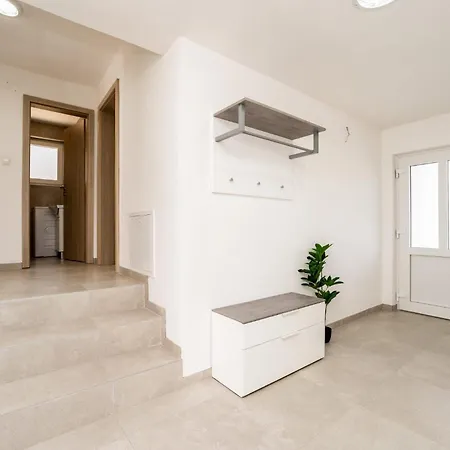 Ivanovi Dvori * Donji Karin