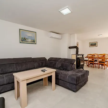 Ivanovi Dvori * Donji Karin