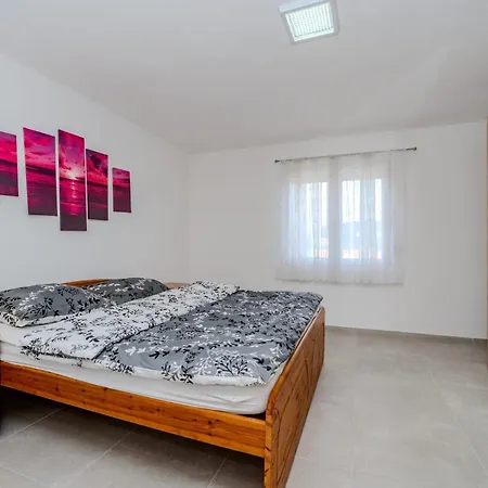 Ivanovi Dvori Villa Donji Karin