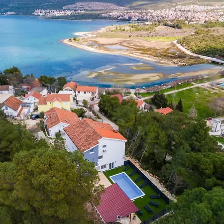 Ivanovi Dvori Villa Donji Karin