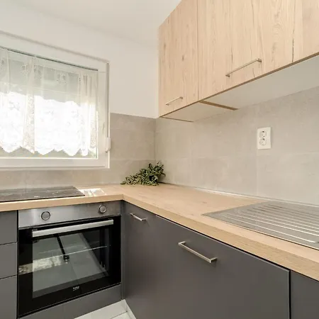 Villa Ivanovi Dvori Donji Karin