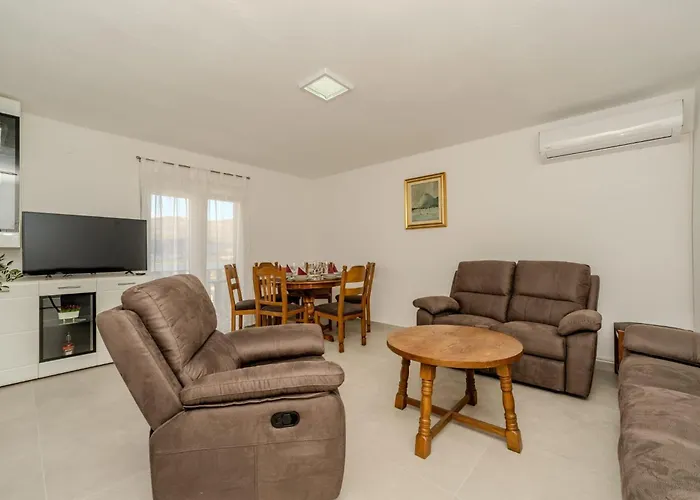 Ivanovi Dvori Donji Karin