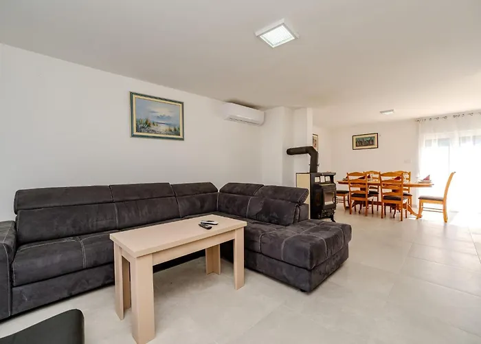 Ivanovi Dvori * Donji Karin