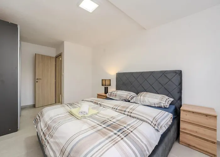 Ivanovi Dvori * Donji Karin