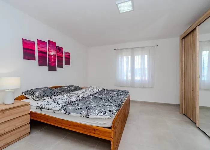 Ivanovi Dvori Villa Donji Karin