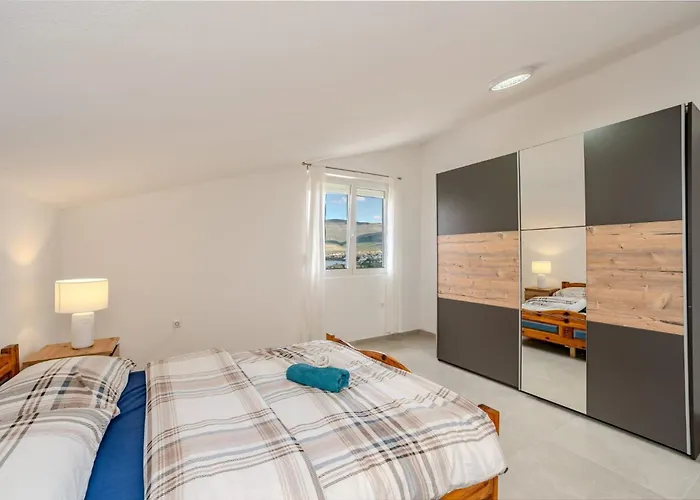 Ivanovi Dvori * Donji Karin