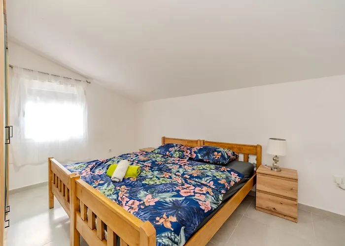 Ivanovi Dvori Donji Karin