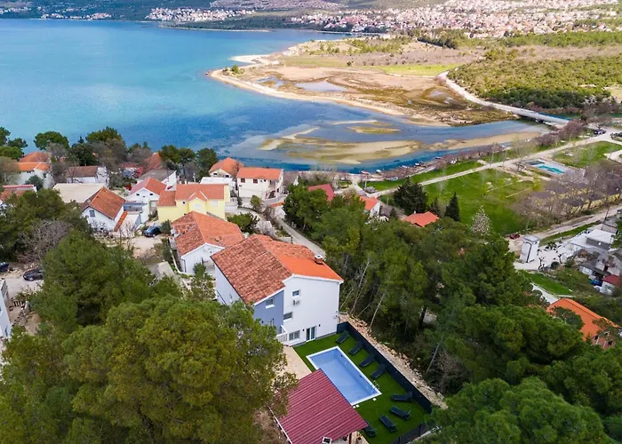 Ivanovi Dvori Villa Donji Karin