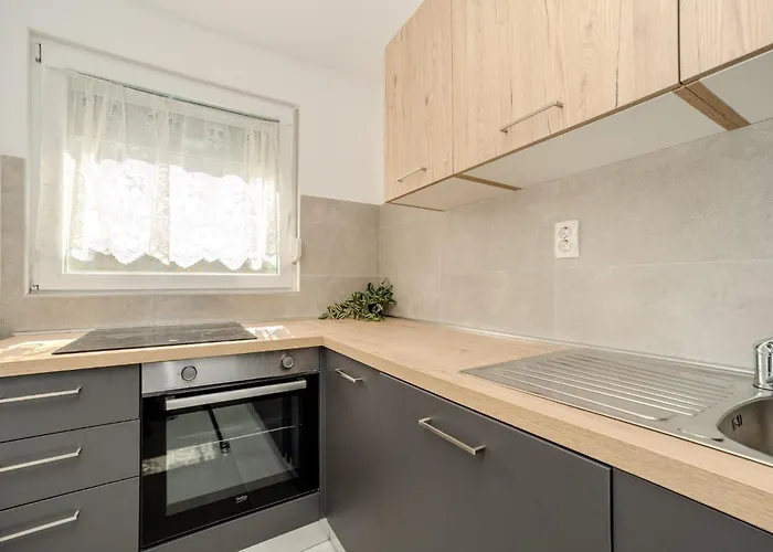 Villa Ivanovi Dvori Donji Karin