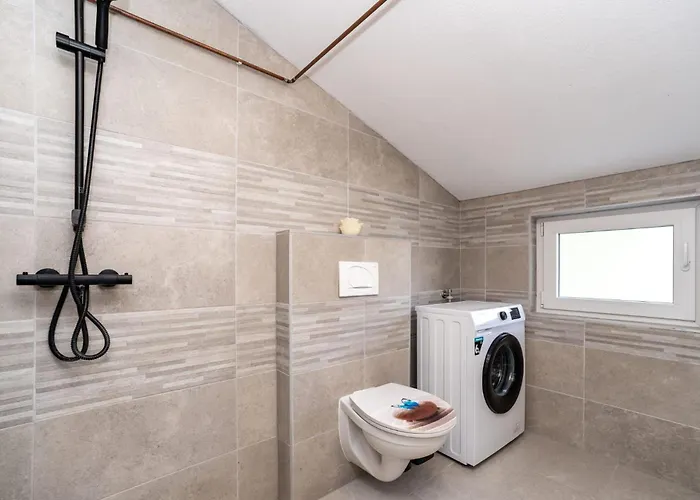 Villa Ivanovi Dvori Donji Karin