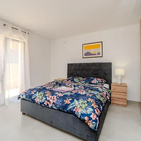 Ivanovi Dvori * Donji Karin