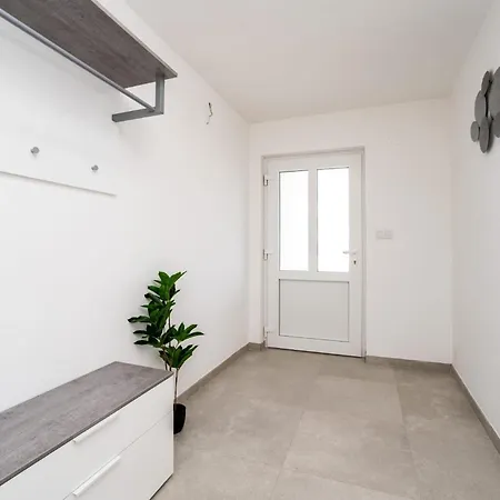 Ivanovi Dvori 别墅 Donji Karin