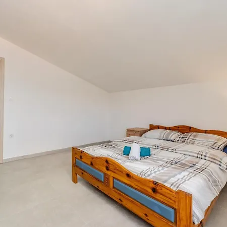 Ivanovi Dvori Donji Karin