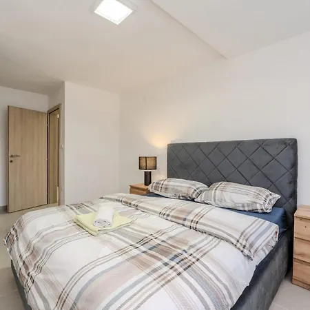 Ivanovi Dvori * Donji Karin