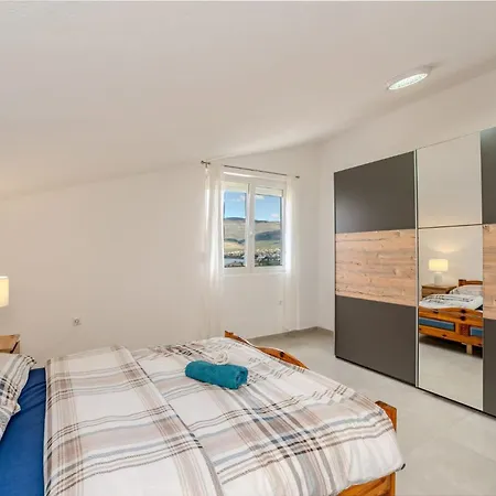 Ivanovi Dvori * Donji Karin