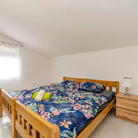 Ivanovi Dvori Donji Karin