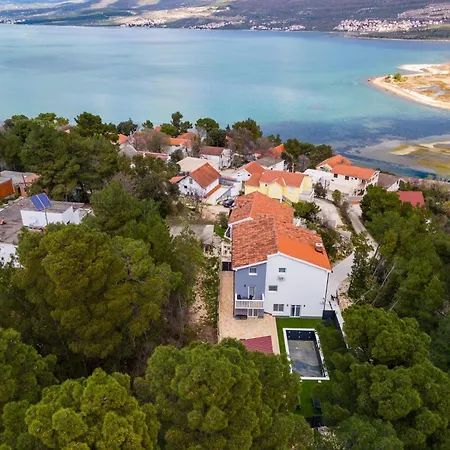 Ivanovi Dvori * Donji Karin