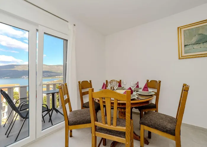 Ivanovi Dvori Donji Karin