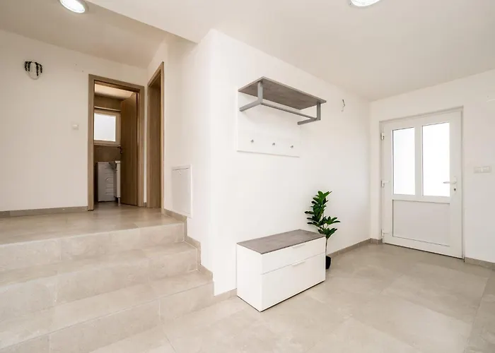 Ivanovi Dvori * Donji Karin