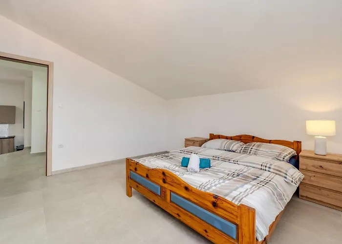 Ivanovi Dvori Donji Karin